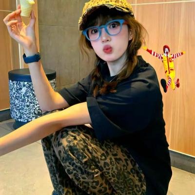 尤莉亚老师的红线 海报